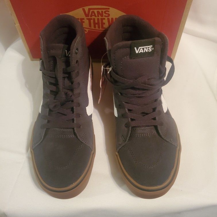 
Step into style with these Vans Filmore men's high-top shoes.

