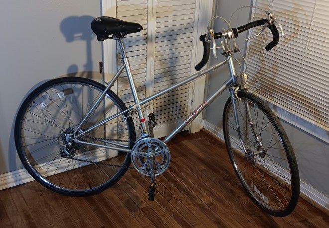 Vintage Schwinn Le Tour
Bike 
Good working condition 
Some parts have rust damage, still rides well
Taller style bike. I think it's from the 80's
Loca
