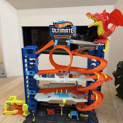 Hot Wheels City Ultimate Garage Track Set with 2 Die-Cast Toy Cars & Car-Eating Dragon
