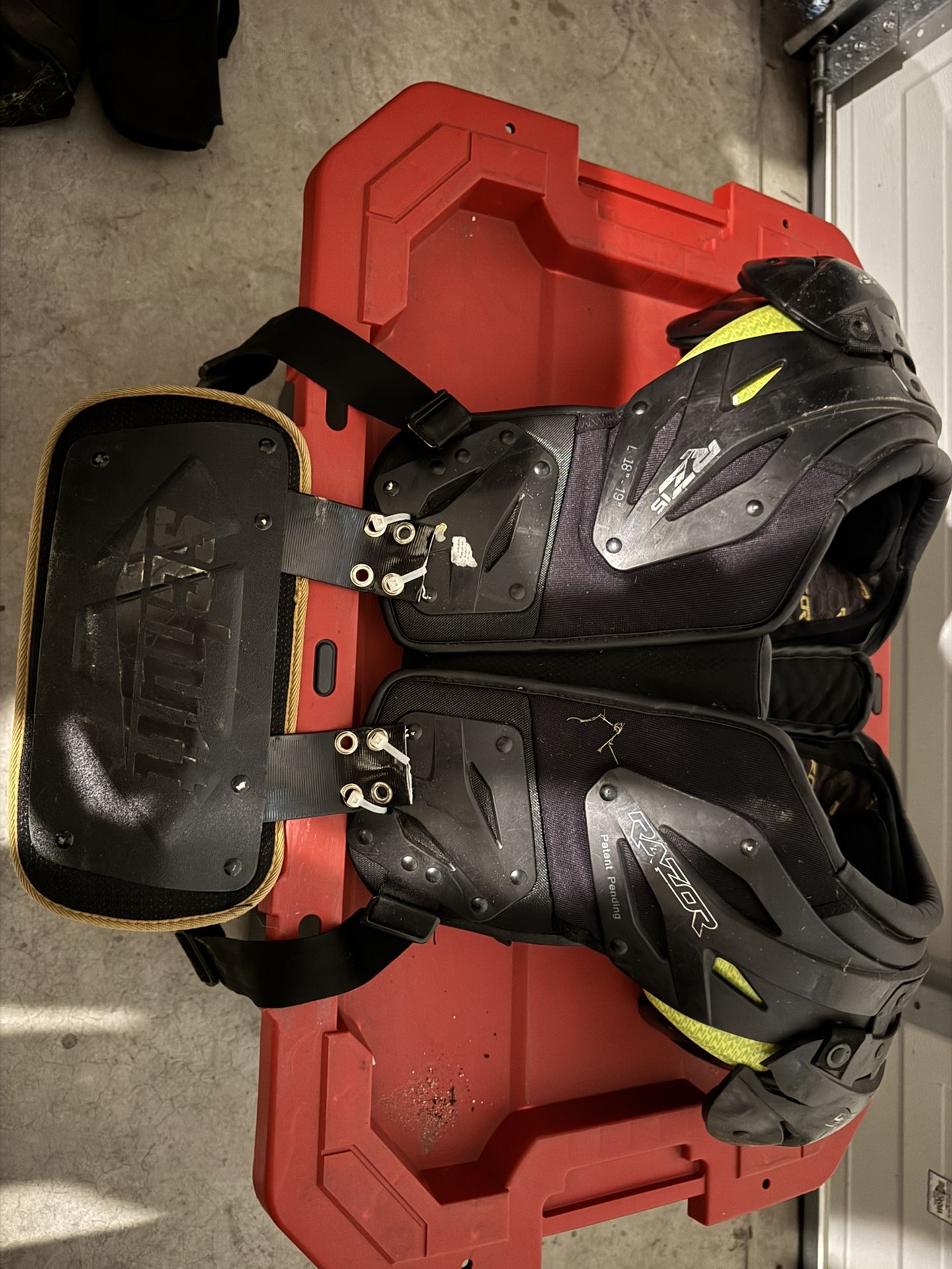 Razor RZ15 - 18” - 19” Shoulder Pads