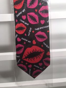 Tie Valentine "Hugs And Kisses"