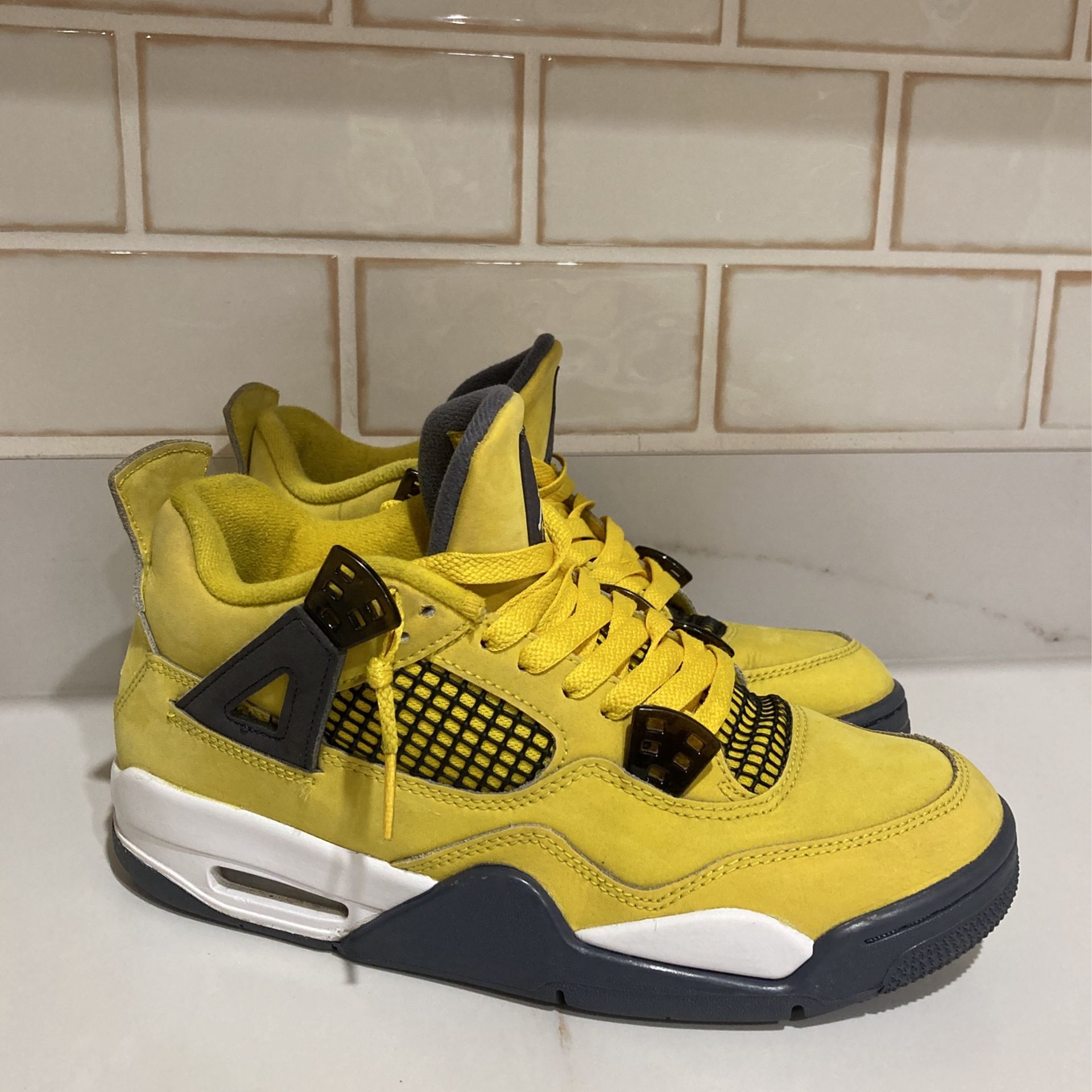 Nike  Sz 7Y Air jordan 4 Retro  Lightning 2021