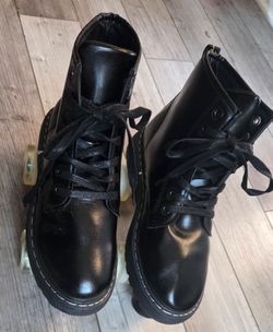 Combat Boot Style Roller Skate mens 7.5 womens Size 9