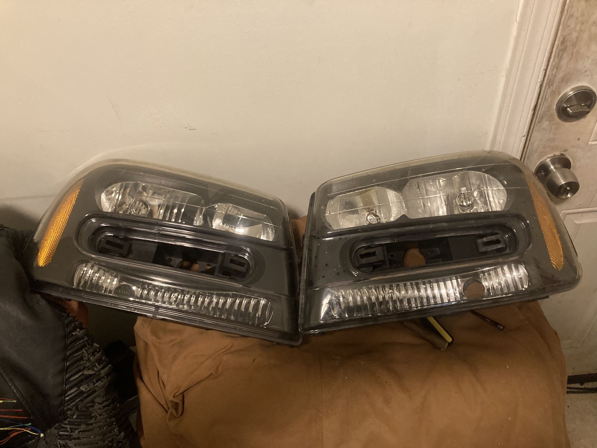 ‘02 Thru ‘09 Trailblazer Headlamps Pair