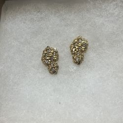 10k Gold Diamond Stud Earrings – 7 Diamonds – Premium Design