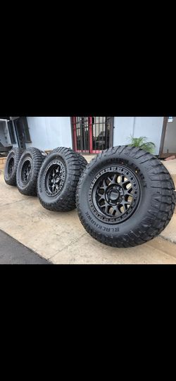 17" KMC w/ 33" Ridgecrawler RT tires