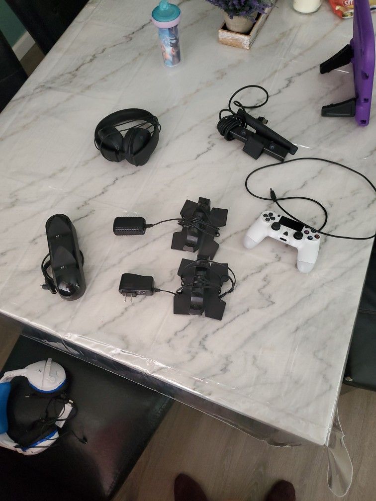 3 Charging Stations, PS controller, Headphones and Camera