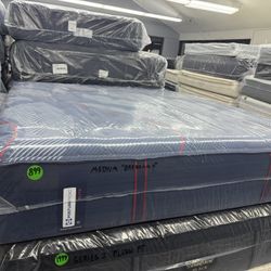 KING SIZE SEALY POSTUREPEDIC ELITE “BRENHAM” MEDIUM MATTRESS & BOX SPRINGS BED SET