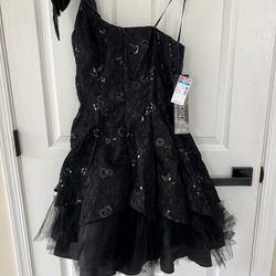 New with tags absolutely gorgeous short black fluffy dress