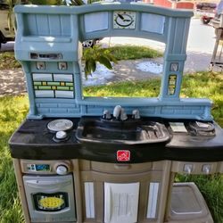 Step 2 Kitchen Works Good Clean Ready For Pick Up Comes With Kitchen Toys De J