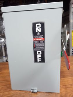 NEW* General Electric 60A fusible disconnect with fuses