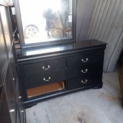 Black Dresser With Mirror 