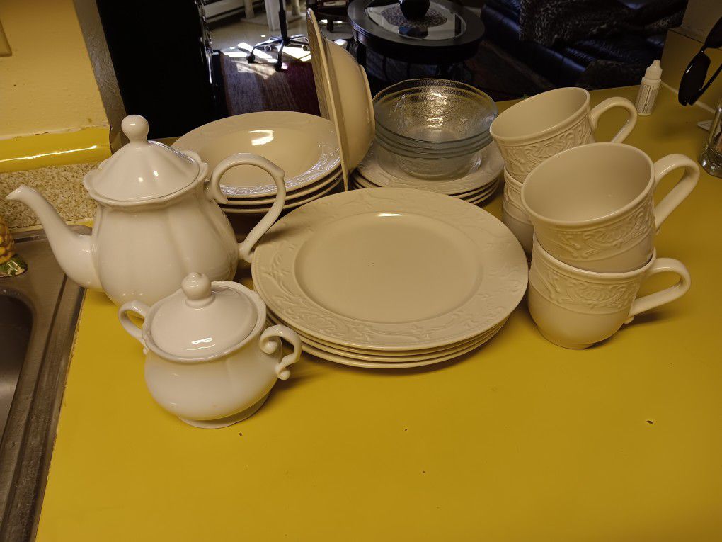 Dinnerware Set for 4 person