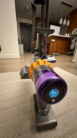 Dyson V15 Detect  + 7 Attachments