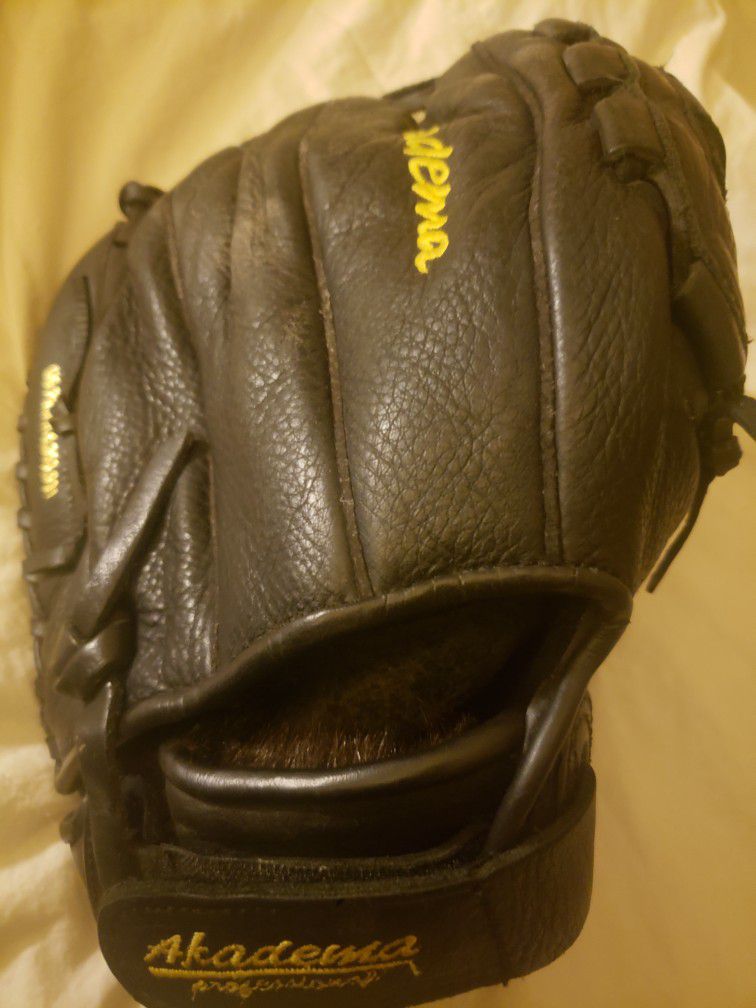 SOFTBALL FAST PITCH Akadema Reptilian Fastpitch Softball Glove: ATS77