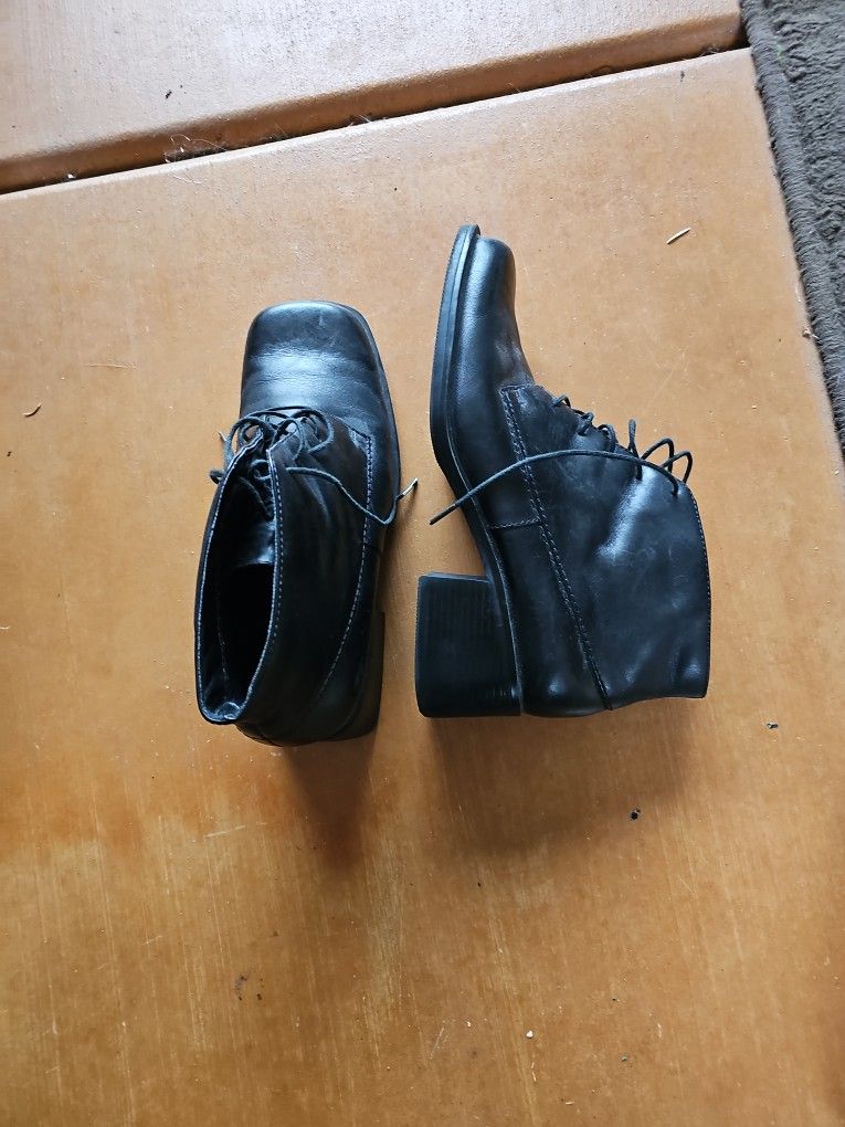 Women's Back Lace up Boot