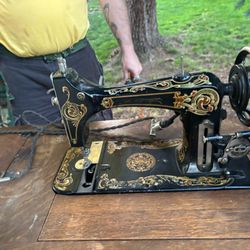 Antique Sewing Machine - 1913 Eldridge B