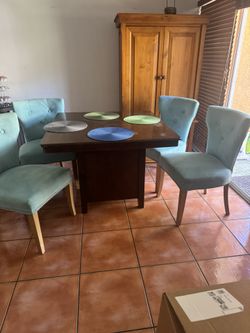 Table + 4 Chairs