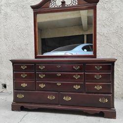 7 DRAWERS WOODEN DRESSER WITH GLASS ON TOP 