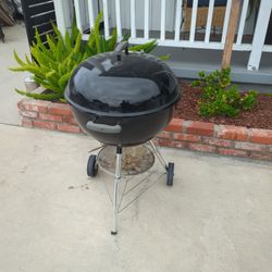 22" Weber  BBQ e,  