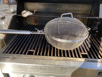 Jumbo outdoor grill basket and skillet with removable handle