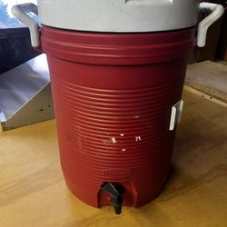 Almost new 5 Gallon Refreshment Insulated cooler.