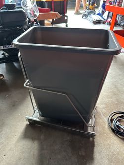 Under cabinet trashcan