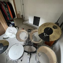 Mapex Voyager 5 Piece Drum Set With Symbols 