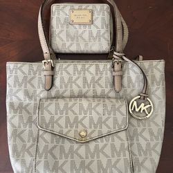 White/tan Michael Kors purse + wallet