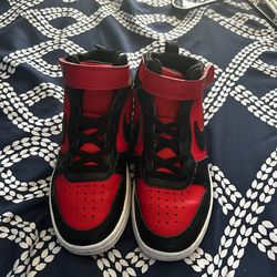 Nike Kids' Grade School Court