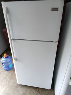 Frigidaire White 18.0 Cu Ft Fridge/Freezer