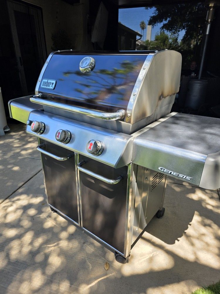 WEBER 3 BURNER GAS GRILL