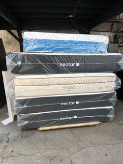 Nectar mattress on sale.    King Size Nectar 4.0 classic  13"  memory Foam Mattress.