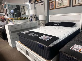 Beautiful white bed set! 🏠🚨 Easy Financing!