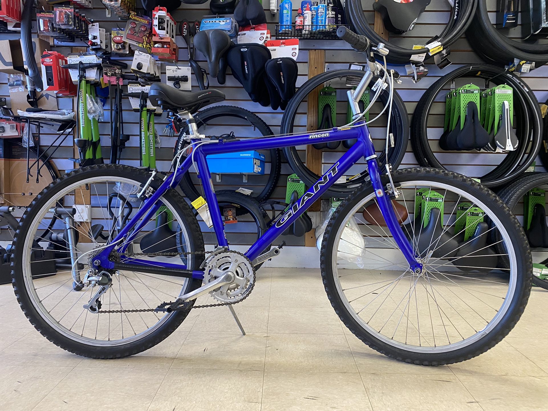 GIANT Rincon, Tire Size 26X1.95, Aluminum Frame Size 19’5”, 21 Speeds Shimano Acera, Delivery Available
