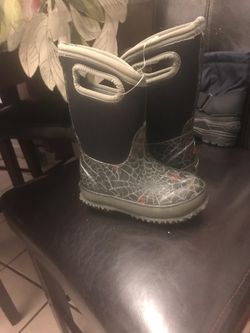 NEW Toddler spider & web snowboots SIZE 10C