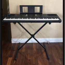 Yamaha Keyboard BEREW 300