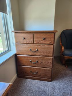 Nice wooden 5 drawer dresser