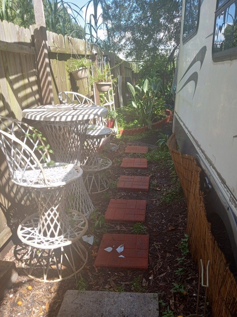 Russel Woodard Vintage Spun Fiberglass Patio Set
