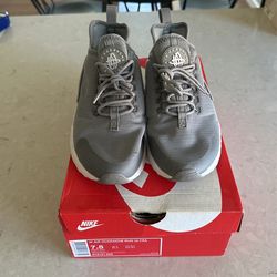 Women’s 7.5 Nike Huarache