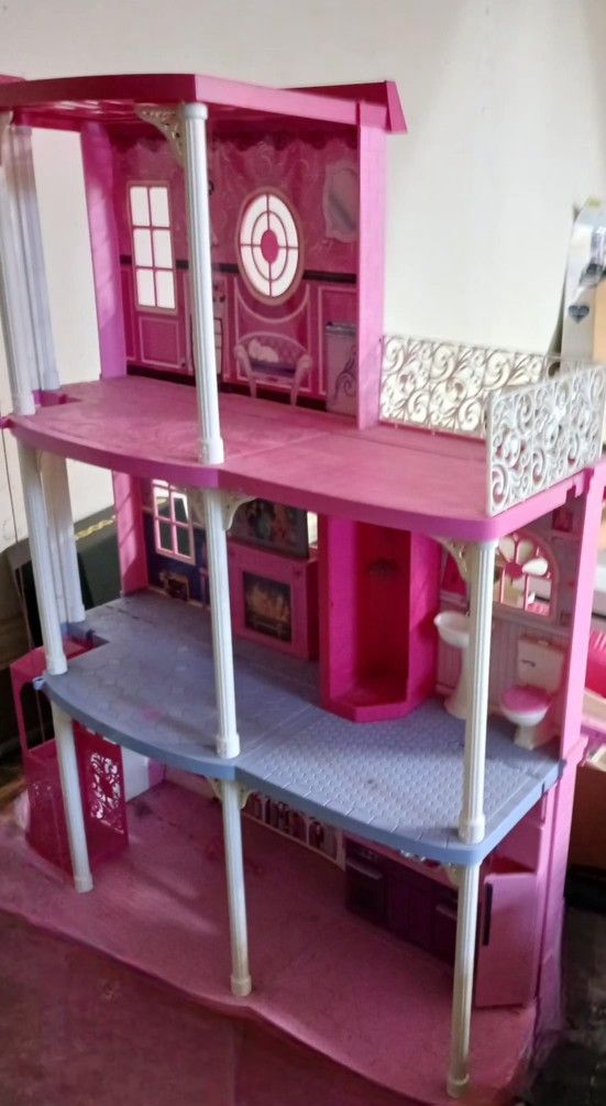 Barbie Dream House W/ Accessories