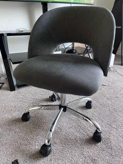 Gray Swivel Office Chair – Excellent Condition