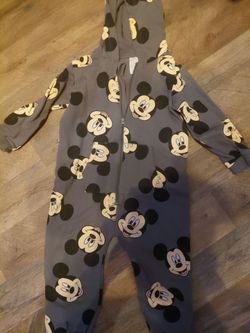 Barely worn super cute sz 3t Minnie one piece hoodie pajama