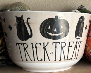Halloween Clearance – Large Trick or Treat Candy Bowl, 11 in Plastic with Cat, Pumpkin & Bat