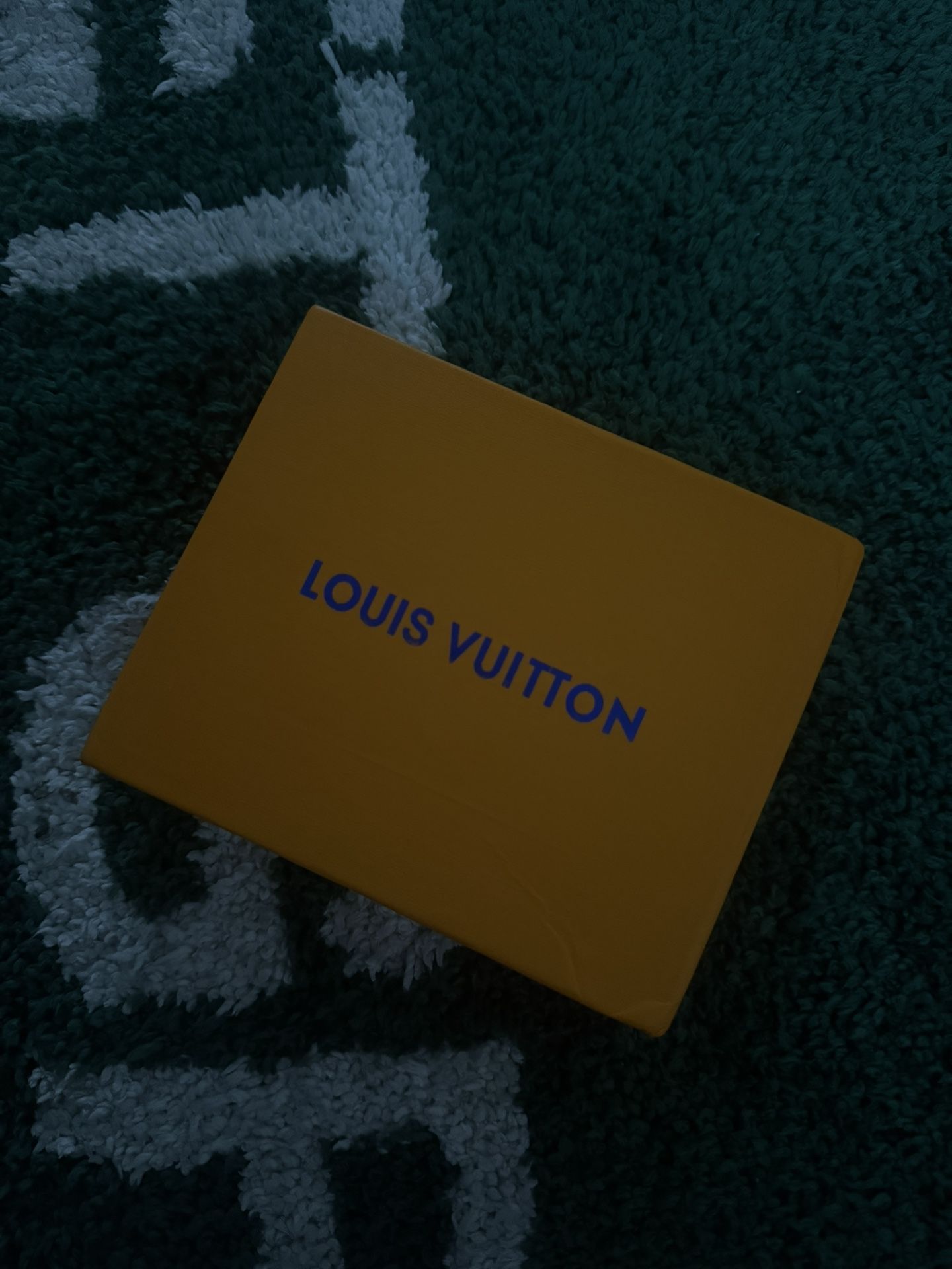 Black L v Wallet
