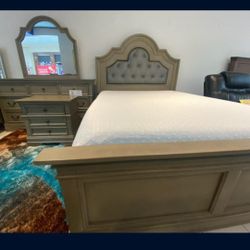 *Bedroom Special!!!*---Classic Frisco Queen/King Bedroom Sets---From $799!!!---Delivery And Financing😎