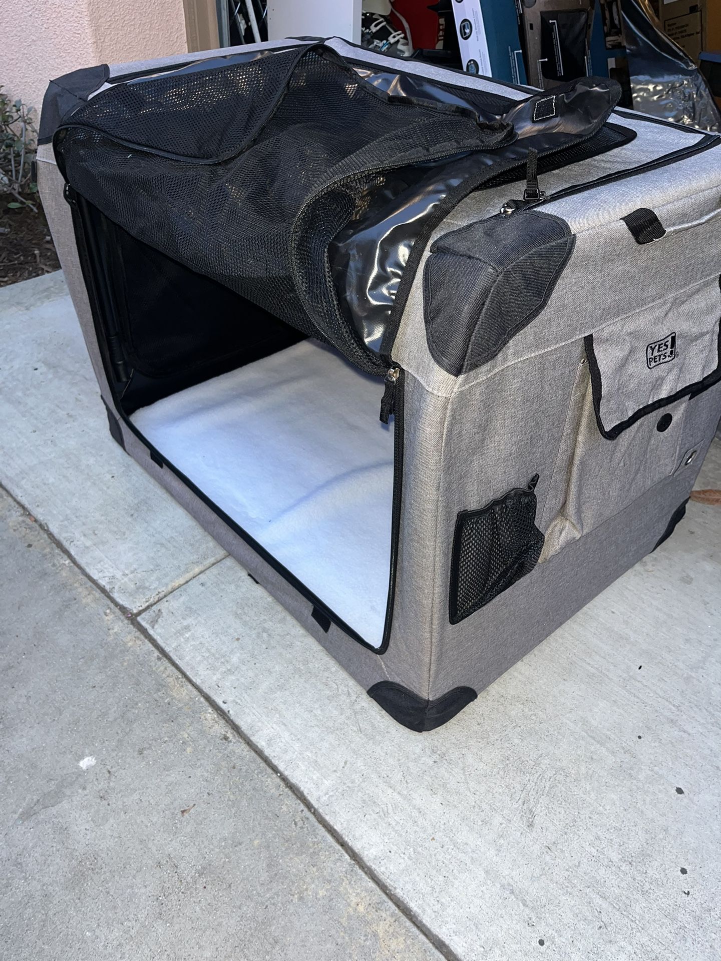New Dog Kennel 35x25x25 In Box
