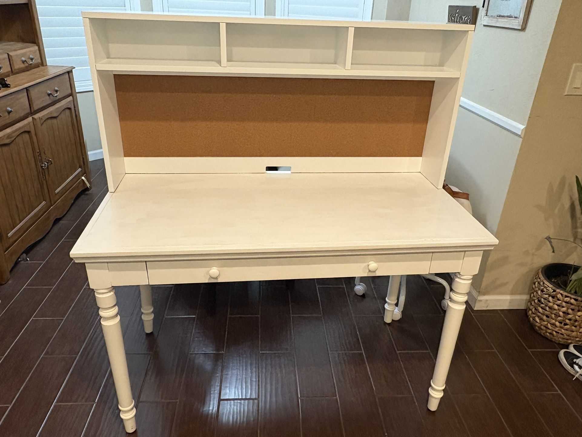 White Computer Desk With Hutch