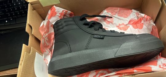 Women’s nonslip steel toe shoes
