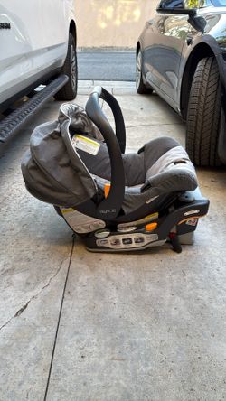 Chicco Infant Car seat And Base